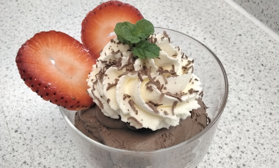Close-up images of a dessert served at one of the bistro events